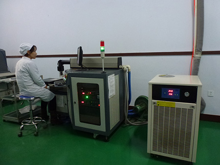 Laser cutting machine for solar cells